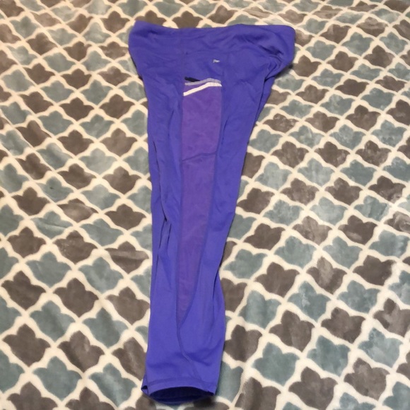 ✨2/$75 ✨ Fabletics bra & legging outfit - Picture 6 of 11